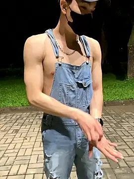 anhkiet huang online show from November 12, 2025, 2:43 pm