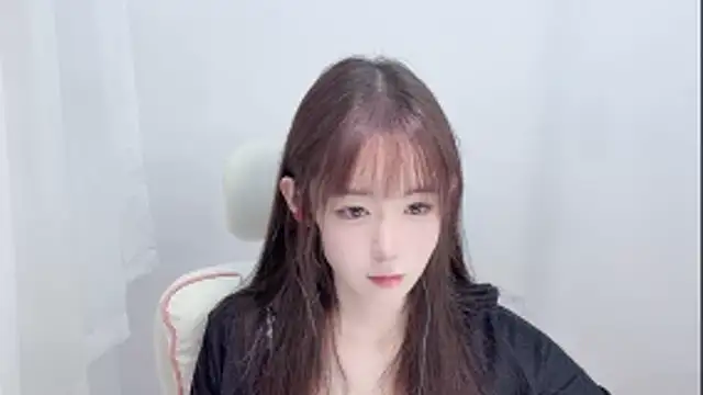 Xiao-runbao online show from October 18, 2025, 1:35 pm