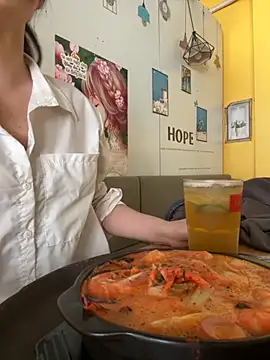 Snapshot of susu_baby chatting on November 14, 2025, 5:22 am susu baby online show from November 14, 2025, 5:22 am