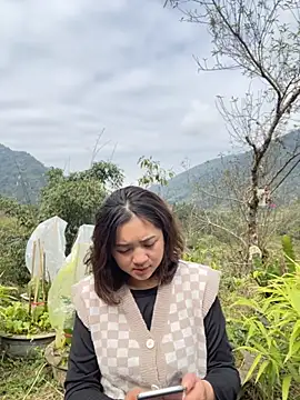 Snapshot of Lonnina chatting on November 21, 2025, 5:28 am Lonnina online show from November 21, 2025, 5:28 am