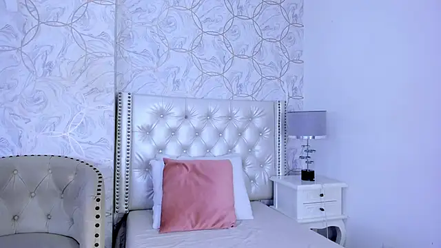 Snapshot of amara_rousse chatting on December 2, 2025, 11:23 am amara rousse online show from December 2, 2025, 11:23 am