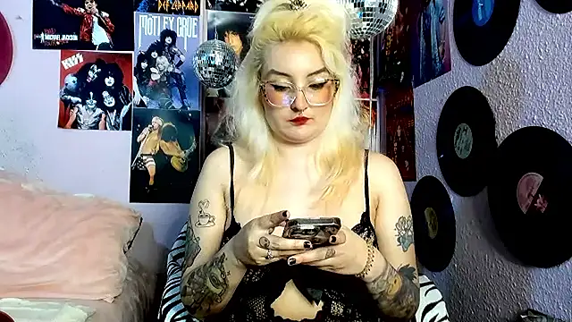 Snapshot of Avril_Maria chatting on May 29, 2026, 1:22 am Avril Maria online show from May 29, 2026, 1:22 am