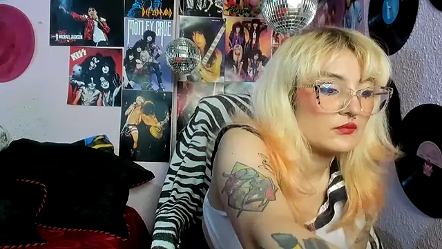 Snapshot of Avril_Maria chatting on April 18, 2026, 11:38 pm Avril Maria online show from April 18, 2026, 11:38 pm