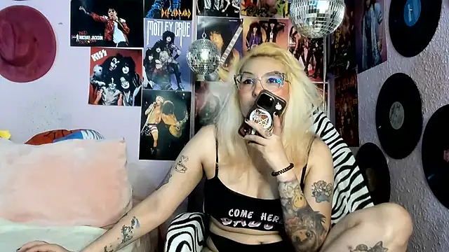 Snapshot of Avril_Maria chatting on June 2, 2026, 9:15 pm Avril Maria online show from June 2, 2026, 9:15 pm