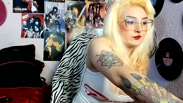 Snapshot of Avril_Maria chatting on May 18, 2026, 9:08 pm Avril Maria online show from May 18, 2026, 9:08 pm
