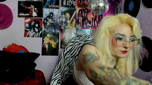 Snapshot of Avril_Maria chatting on May 16, 2026, 11:48 pm Avril Maria online show from May 16, 2026, 11:48 pm