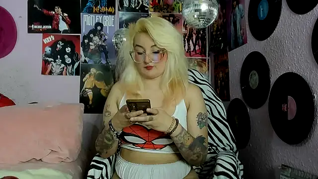 Snapshot of Avril_Maria chatting on May 25, 2026, 10:08 pm Avril Maria online show from May 25, 2026, 10:08 pm