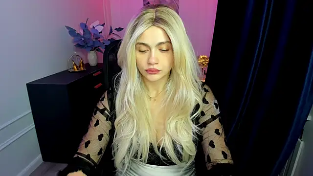 Snapshot of LeslieMineg chatting on September 25, 2025, 7:42 pm LeslieMineg online show from September 25, 2025, 7:42 pm