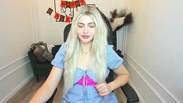 Snapshot of LeslieMineg chatting on October 27, 2025, 11:55 am LeslieMineg online show from October 27, 2025, 11:55 am