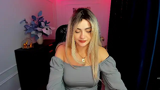 Snapshot of LeslieMineg chatting on November 24, 2025, 7:47 pm LeslieMineg online show from November 24, 2025, 7:47 pm