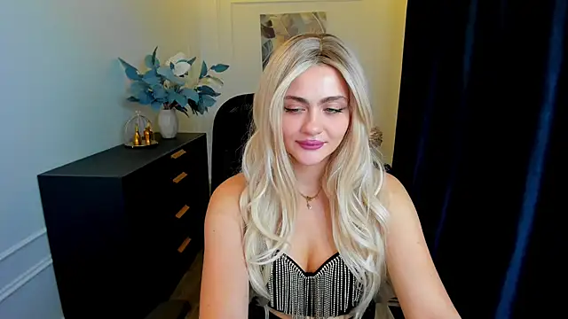 Snapshot of LeslieMineg chatting on September 11, 2025, 8:20 pm LeslieMineg online show from September 11, 2025, 8:20 pm