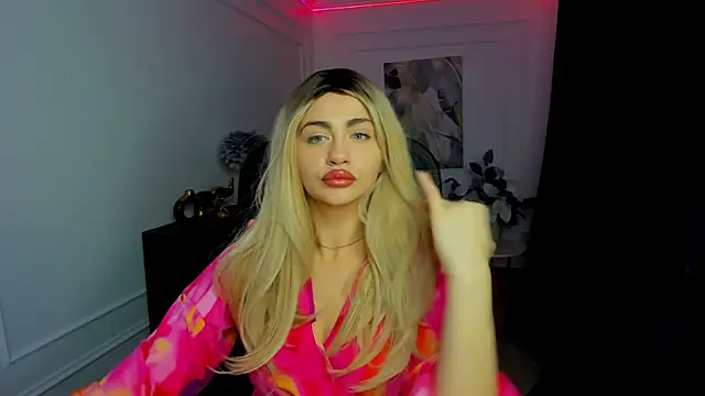 Snapshot of LeslieMineg chatting on December 2, 2025, 7:15 pm LeslieMineg online show from December 2, 2025, 7:15 pm