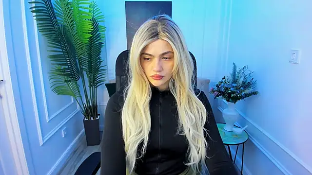 Snapshot of LeslieMineg chatting on October 10, 2025, 7:47 pm LeslieMineg online show from October 10, 2025, 7:47 pm