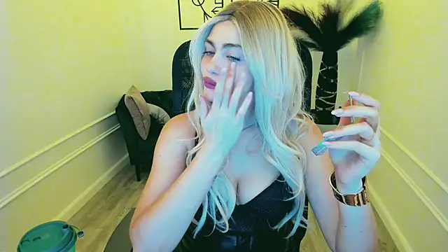 Snapshot of LeslieMineg chatting on September 9, 2025, 11:30 am LeslieMineg online show from September 9, 2025, 11:30 am