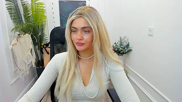 Snapshot of LeslieMineg chatting on October 30, 2025, 7:55 pm LeslieMineg online show from October 30, 2025, 7:55 pm