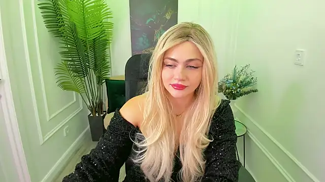 Snapshot of LeslieMineg chatting on September 15, 2025, 11:32 am LeslieMineg online show from September 15, 2025, 11:32 am