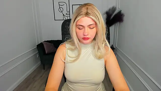 Snapshot of LeslieMineg chatting on October 3, 2025, 7:59 pm LeslieMineg online show from October 3, 2025, 7:59 pm