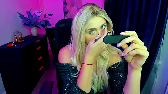 Snapshot of LeslieMineg chatting on September 18, 2025, 7:39 pm LeslieMineg online show from September 18, 2025, 7:39 pm