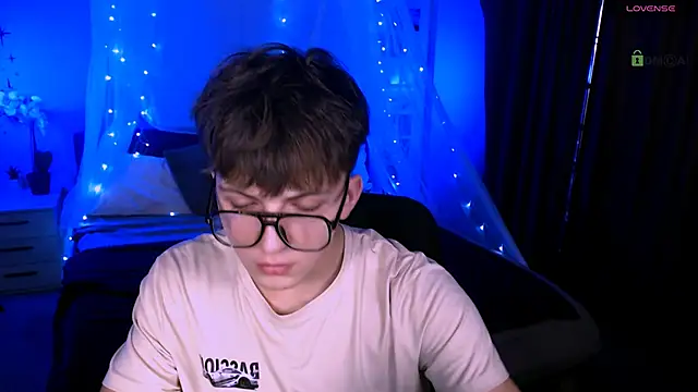 travis wolf  online show from November 24, 2025, 7:58 pm