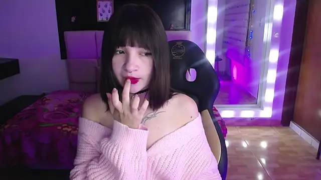 Snapshot of _Charlotte_Collins_ chatting on November 15, 2025, 1:59 pm Charlotte Collins online show from November 15, 2025, 1:59 pm