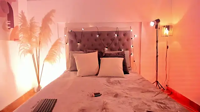 Vale Lux online show from November 29, 2025, 3:28 am