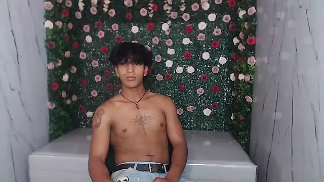 Snapshot of bull_cam chatting on November 3, 2025, 7:39 pm bull cam online show from November 3, 2025, 7:39 pm