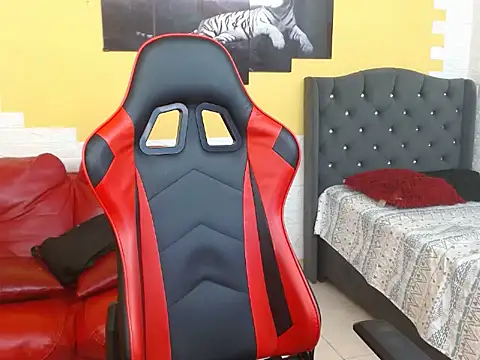 Snapshot of bull_cam chatting on October 16, 2025, 7:44 pm bull cam online show from October 16, 2025, 7:44 pm