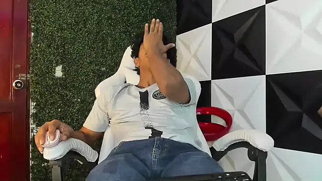 Snapshot of bull_cam chatting on November 5, 2025, 7:17 pm bull cam online show from November 5, 2025, 7:17 pm