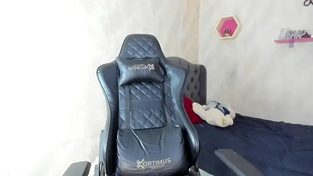 Snapshot of bull_cam chatting on November 19, 2025, 4:40 pm bull cam online show from November 19, 2025, 4:40 pm