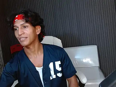 Snapshot of bull_cam chatting on October 15, 2025, 6:49 pm bull cam online show from October 15, 2025, 6:49 pm