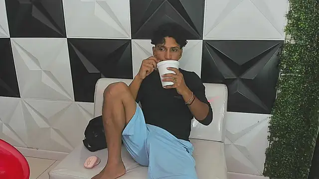 Snapshot of bull_cam chatting on October 10, 2025, 7:58 pm bull cam online show from October 10, 2025, 7:58 pm