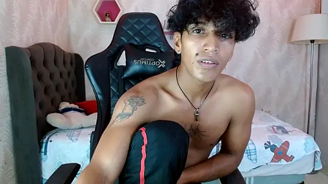 Snapshot of bull_cam chatting on October 30, 2025, 5:32 pm bull cam online show from October 30, 2025, 5:32 pm