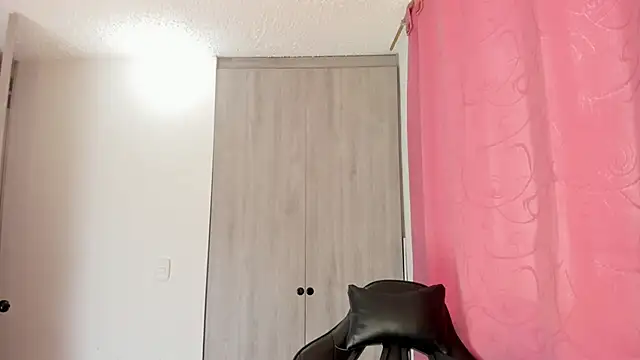 lyanna cb online show from December 17, 2025, 1:27 pm