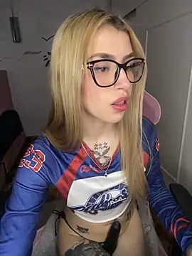 PrettyAshley  online show from May 31, 2026, 7:14 pm