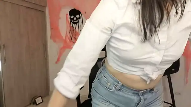 Snapshot of AlessandraLB chatting on October 15, 2025, 1:37 am AlessandraLB online show from October 15, 2025, 1:37 am