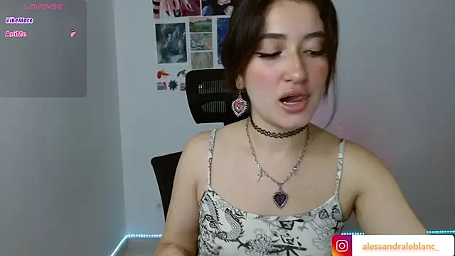 Snapshot of AlessandraLB chatting on September 18, 2025, 10:40 am AlessandraLB online show from September 18, 2025, 10:40 am