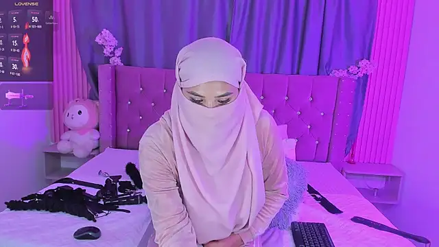 Snapshot of Nayla-Mouna chatting on April 23, 2026, 8:10 am Nayla-Mouna online show from April 23, 2026, 8:10 am