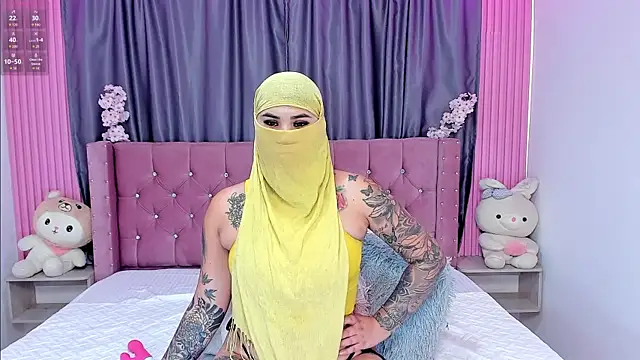 Snapshot of Nayla-Mouna chatting on October 21, 2025, 7:46 pm Nayla-Mouna online show from October 21, 2025, 7:46 pm