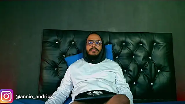  leda swan  online show from December 4, 2025, 2:38 pm