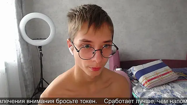 glasses cat online show from November 13, 2025, 9:46 am