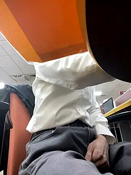 Snapshot of Daddygarry chatting on October 15, 2025, 12:13 pm Daddygarry online show from October 15, 2025, 12:13 pm