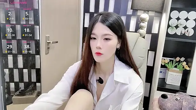 Yueyue-MM online show from November 4, 2025, 12:25 am