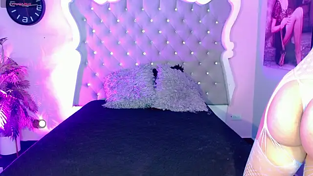 Honey Moontsts online show from March 4, 2026, 12:02 pm