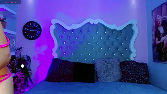 Honey Moontsts online show from April 15, 2026, 11:59 am