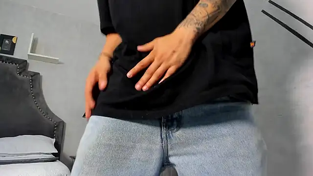 liaamsmiith  online show from October 16, 2025, 12:35 pm