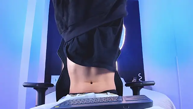 liaamsmiith  online show from November 14, 2025, 12:20 pm