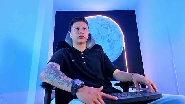 liaamsmiith  online show from November 7, 2025, 11:59 am