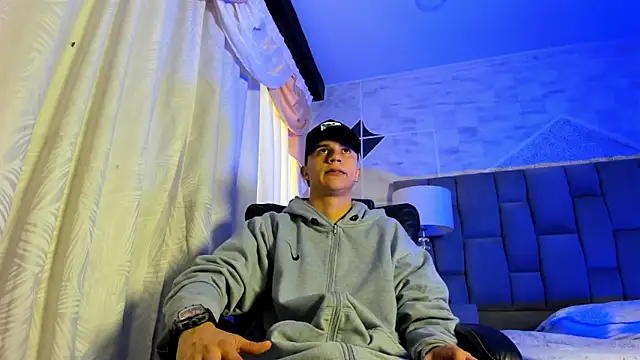 liaamsmiith  online show from October 10, 2025, 12:17 pm