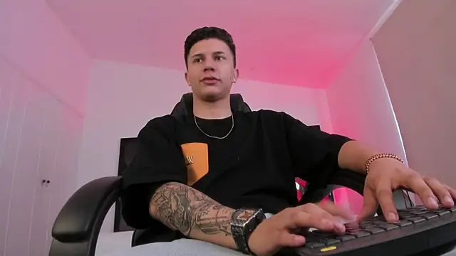 liaamsmiith  online show from December 3, 2025, 12:04 pm