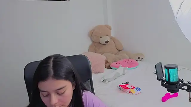 valerihouse online show from April 7, 2026, 1:07 am